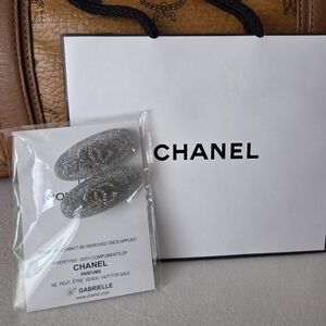 🎀NIP Chanel Silver Glitter Hair Clips🎀